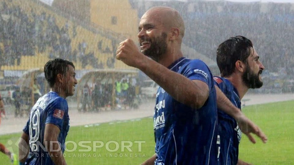 Sergio van Dijk selebrasi setelah berhasil membobol gawang Pusamania Borneo FC. Copyright: © Muhammad Ginanjar/INDOSPORT